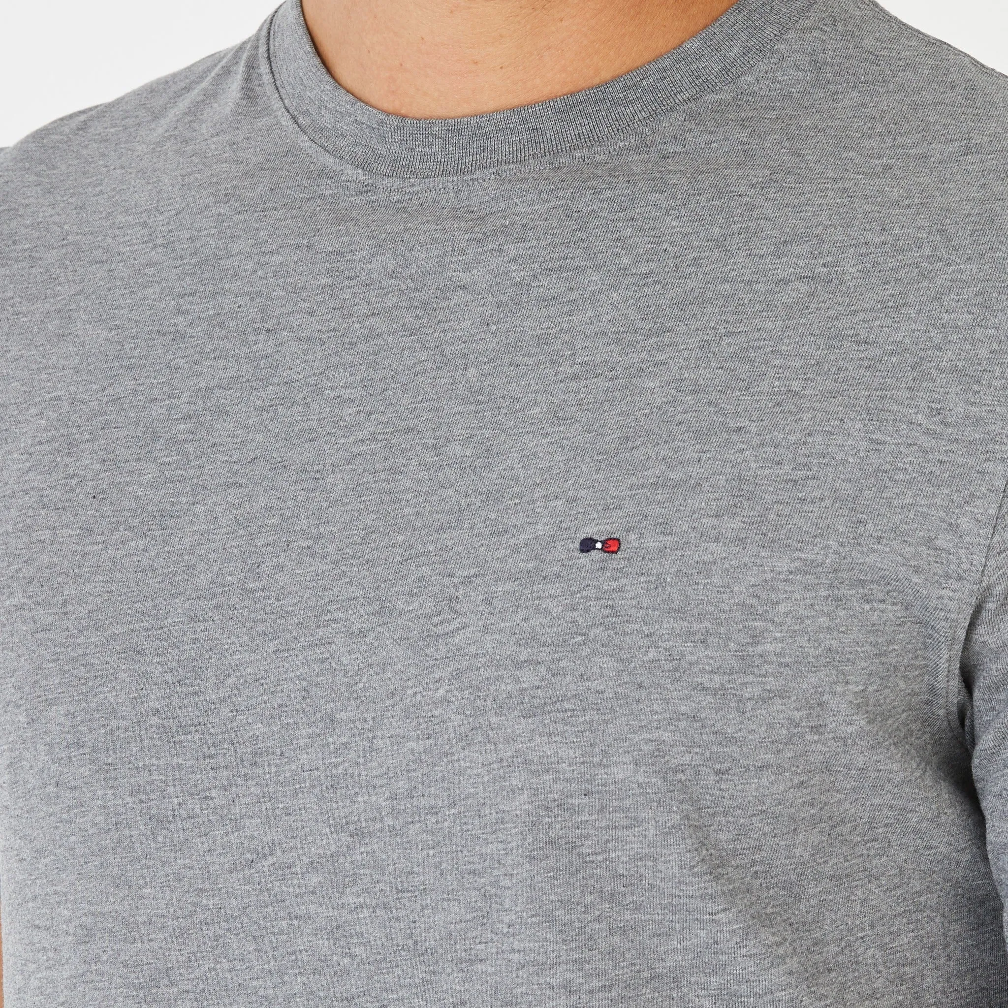 Gray T-shirt with flocking details.