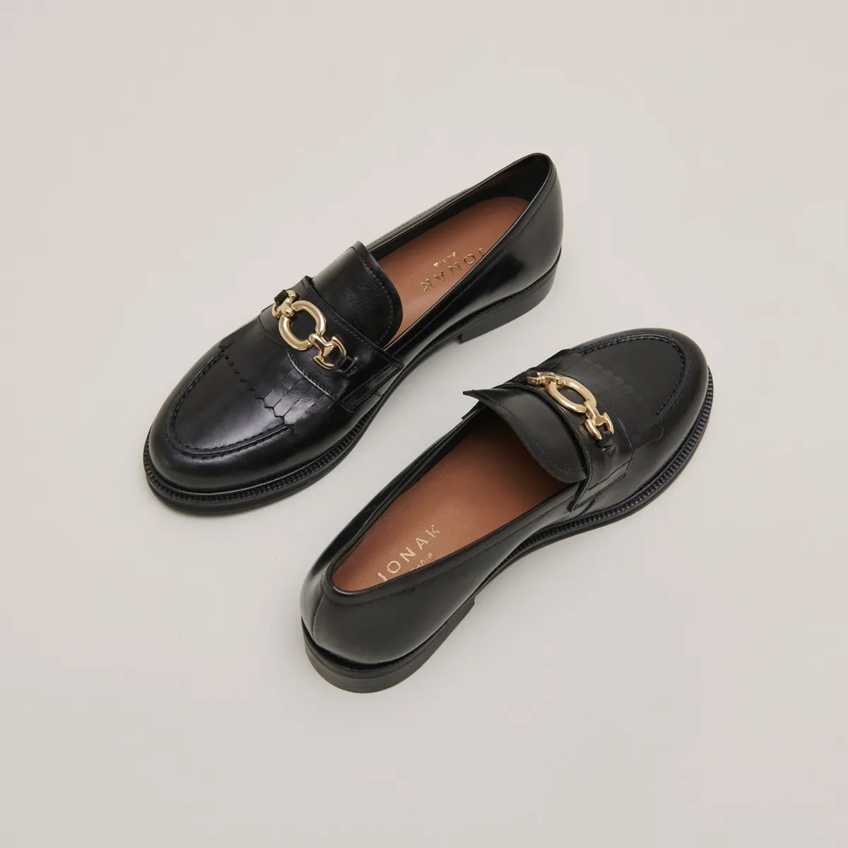 Mocassins cuir noir femme boucles dorées | Jonak