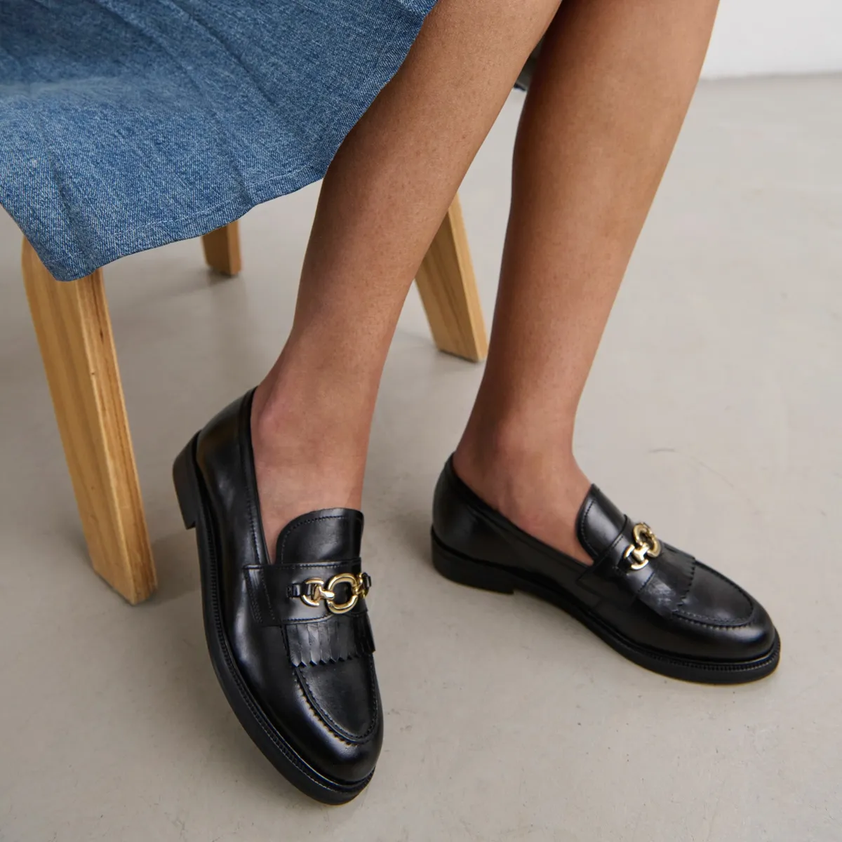 Mocassins cuir noir femme boucles dorées | Jonak