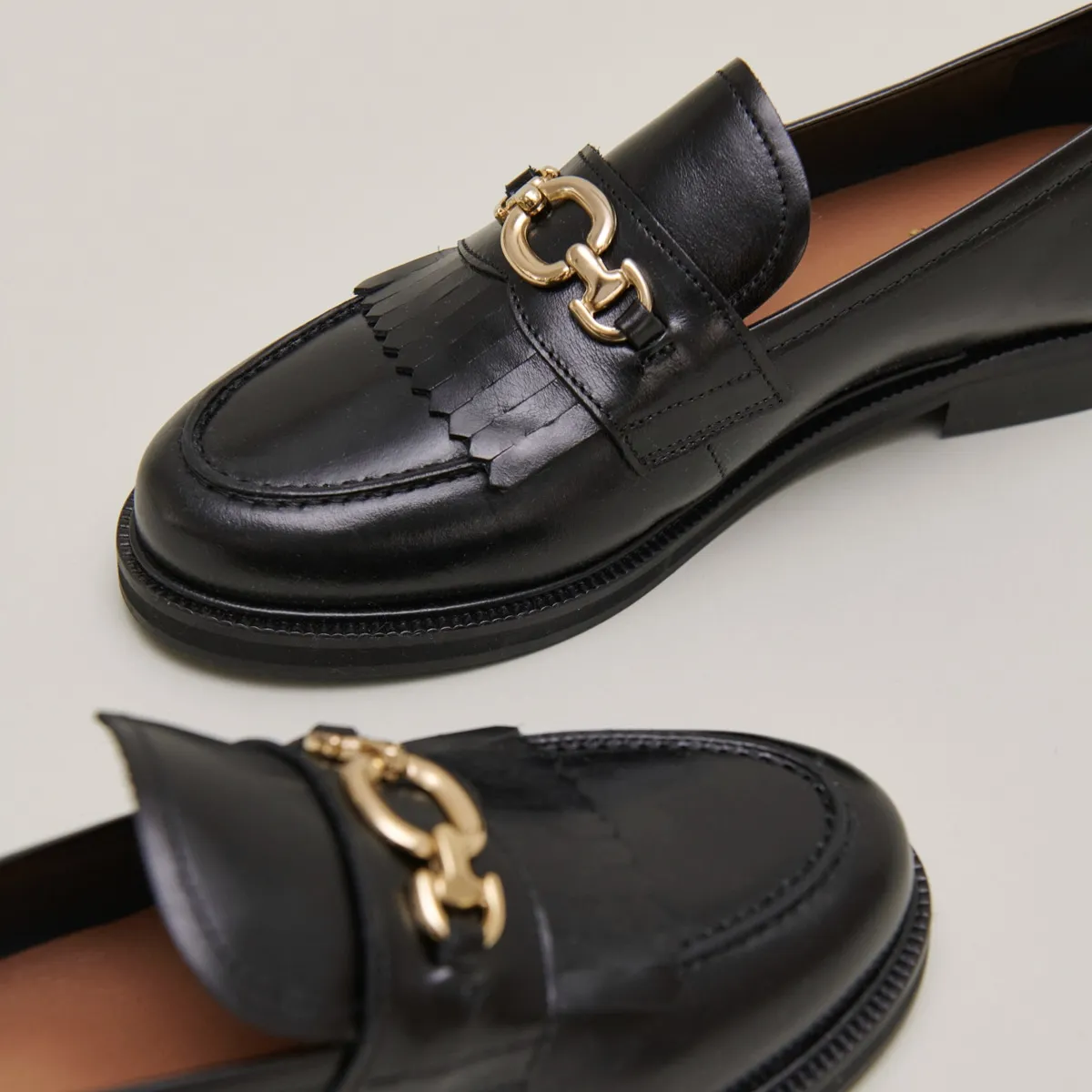 Mocassins cuir noir femme boucles dorées | Jonak