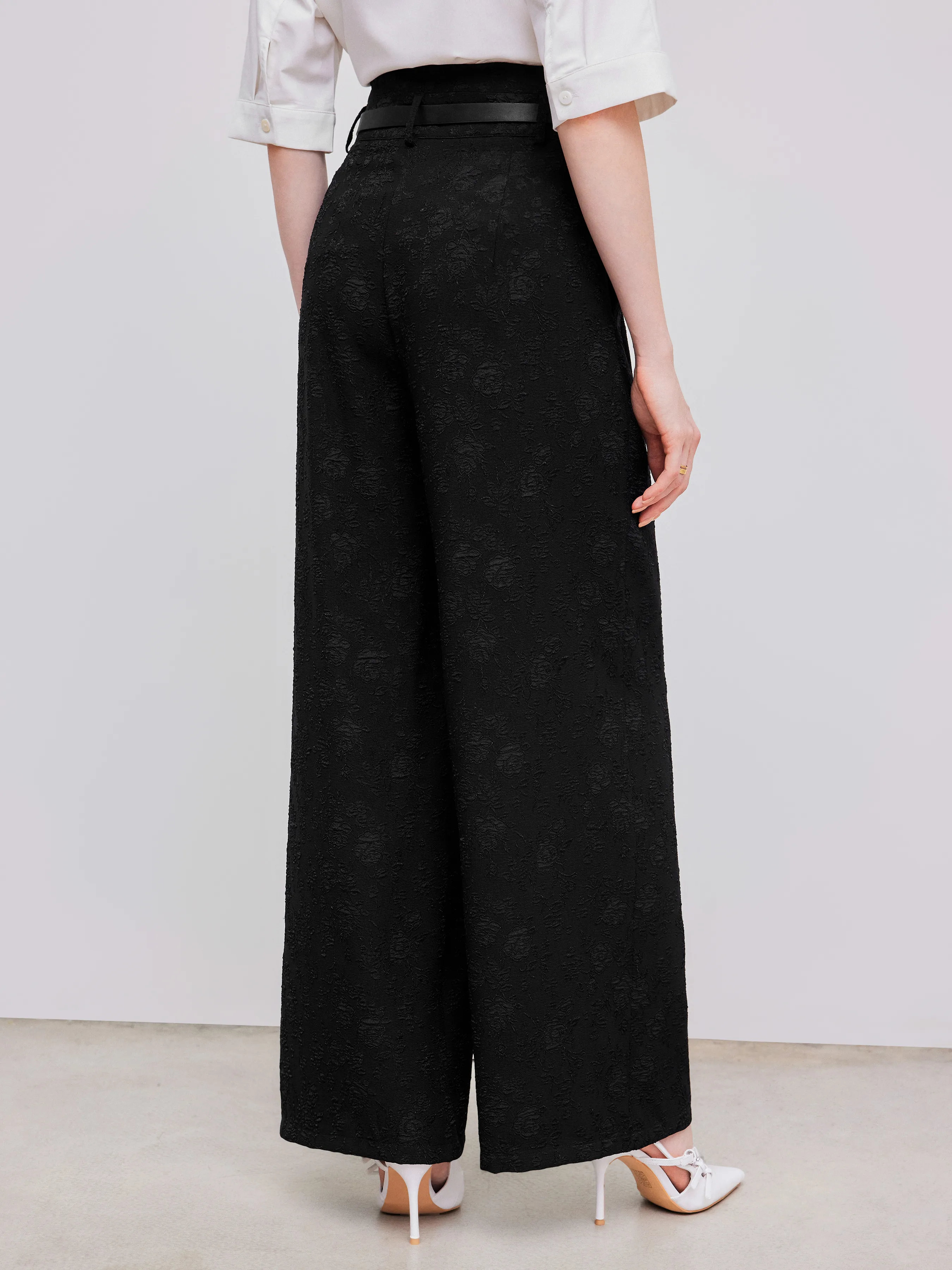 Straight high waist solid trousers with belt.