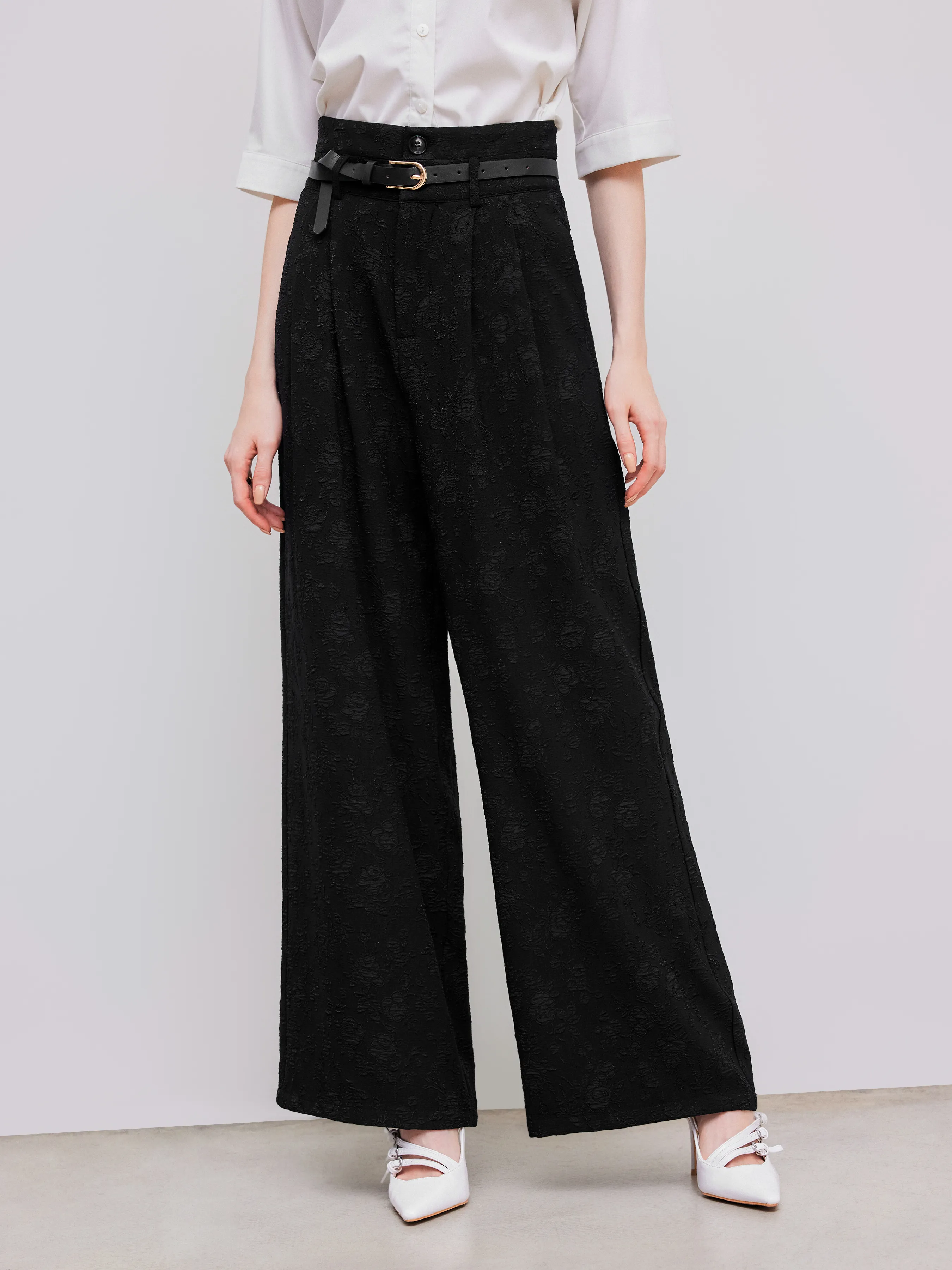 Straight high waist solid trousers with belt.