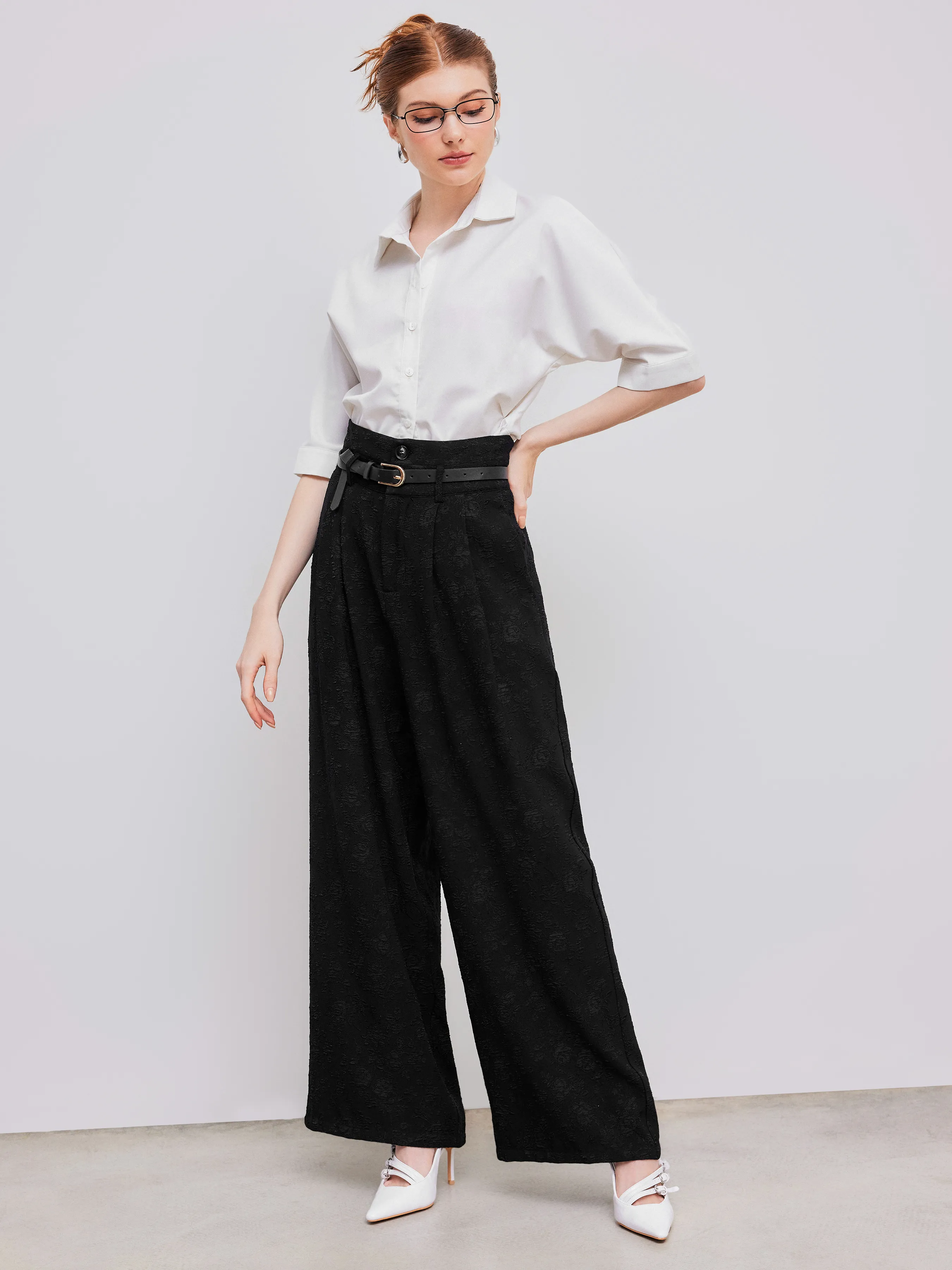 Straight high waist solid trousers with belt.