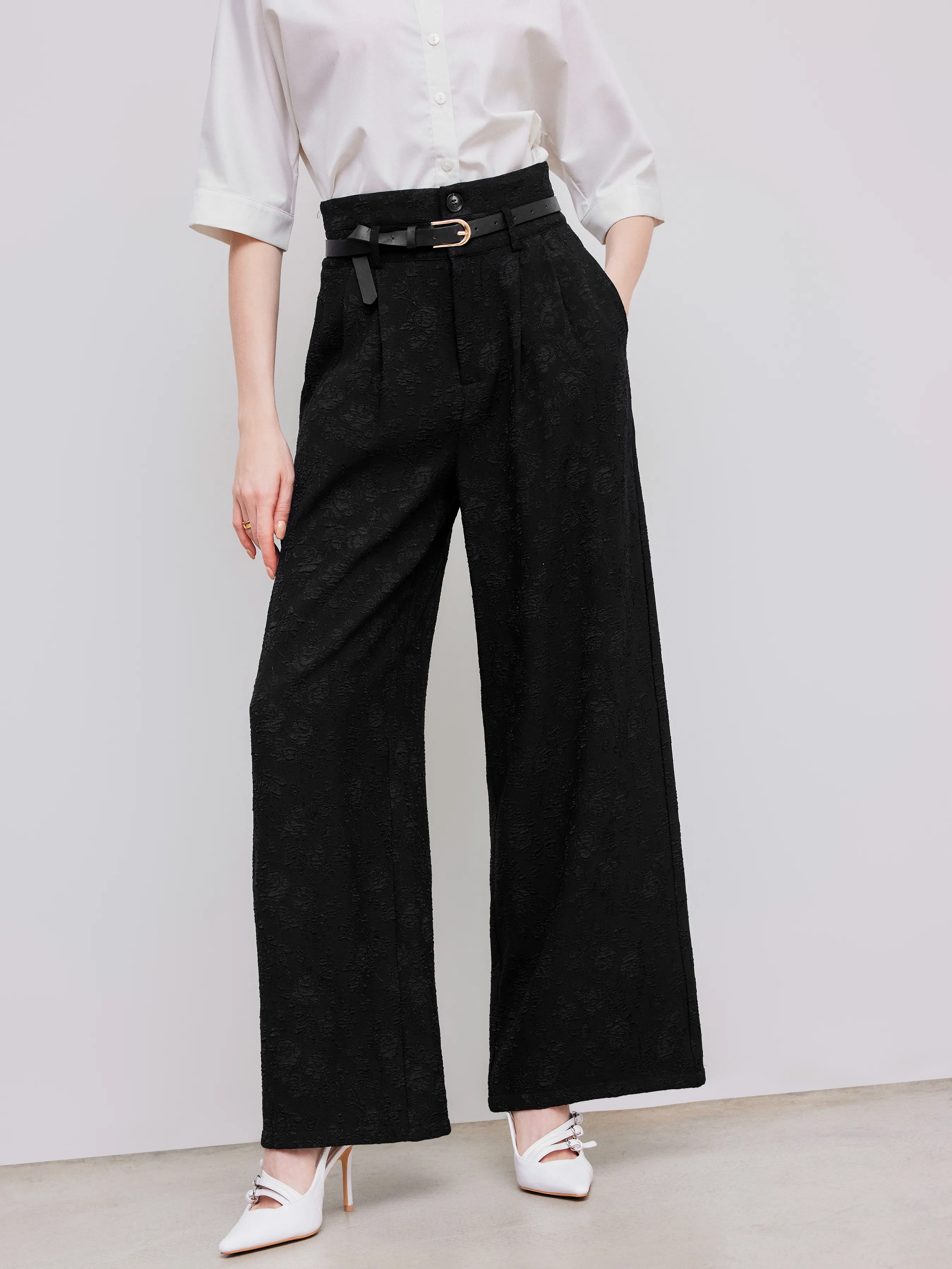 Straight high waist solid trousers with belt.