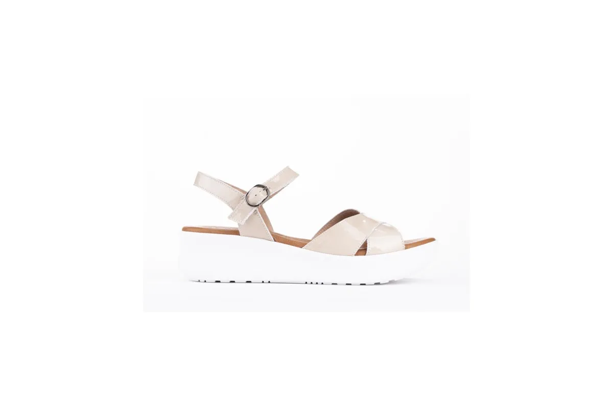 Wedge Sandals in Patent Leather - Beige