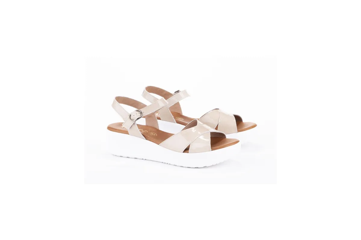 Wedge Sandals in Patent Leather - Beige