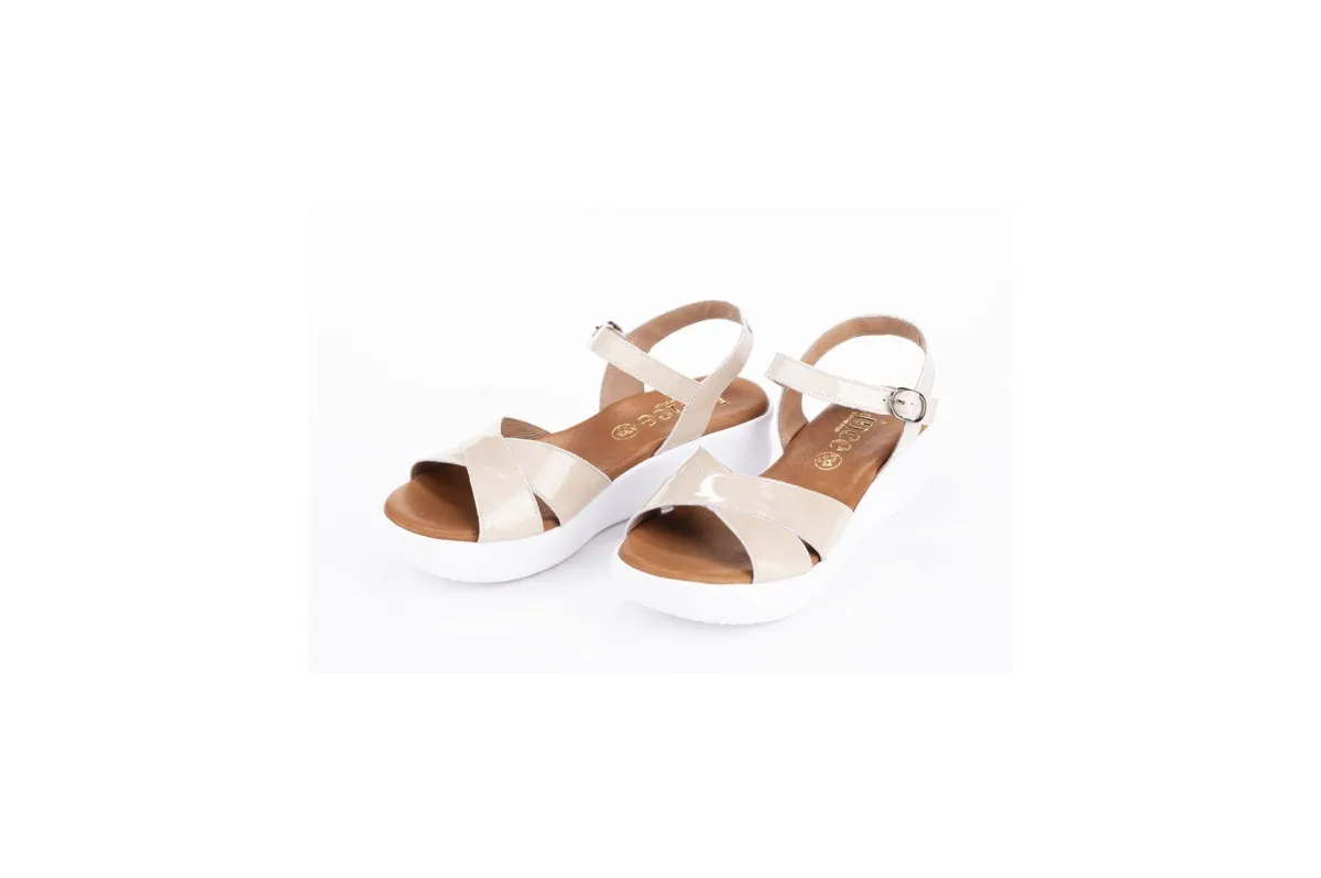 Wedge Sandals in Patent Leather - Beige