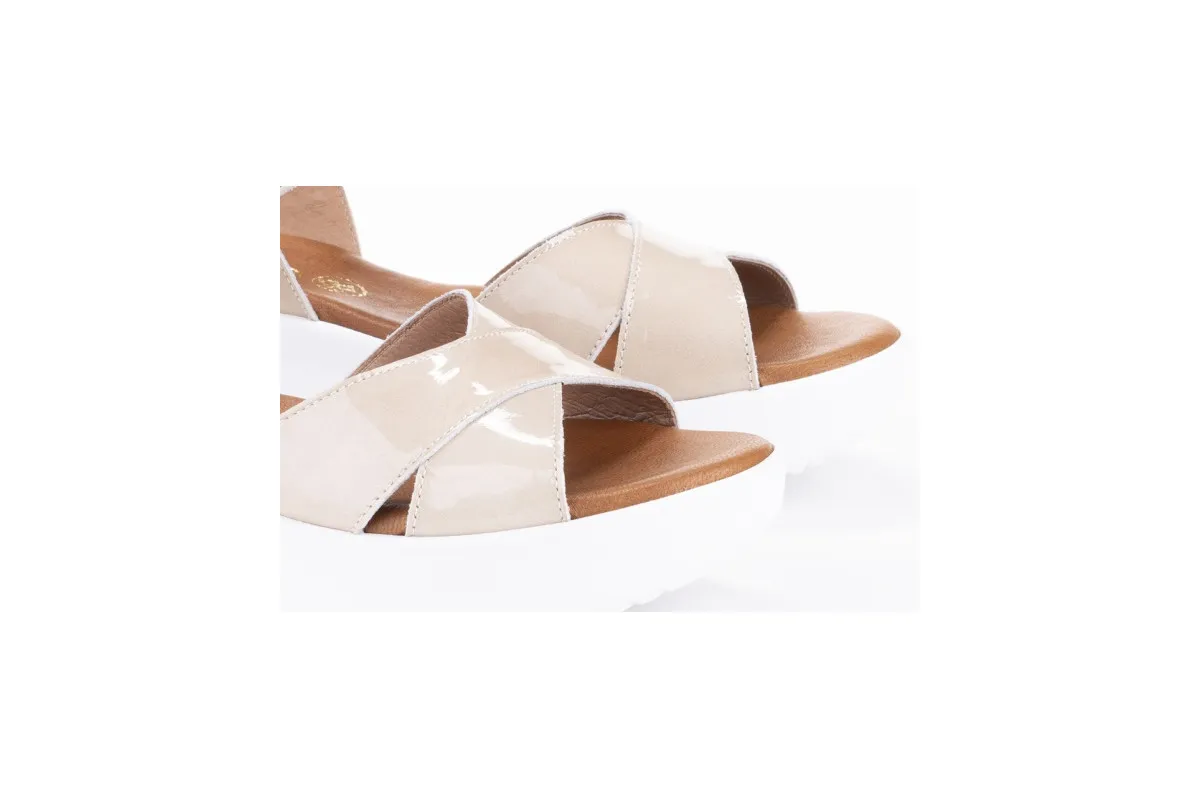 Wedge Sandals in Patent Leather - Beige